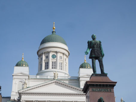 Statue d'Alexandre II et l'église Tuomiokirkko