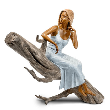 Rose - Sculpture en bronze d'une jeune femme assise sur une branche