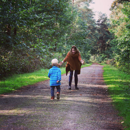 Ein Waldspaziergang - das Rabenkind läuft in Mama's Arme