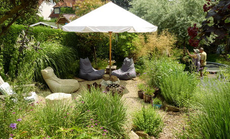 "Strand feeling" auch ohne Wasser: Entspannung im Garten fürs kleine Budget