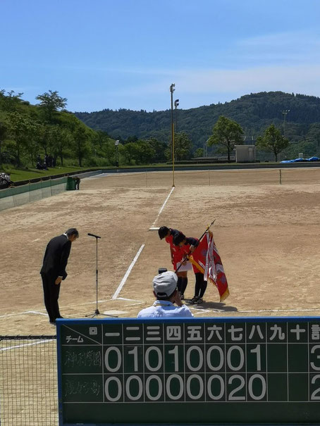 優勝旗を持つのがホームランを放ったAさん。軸のとれた選手はお辞儀もきれいです。