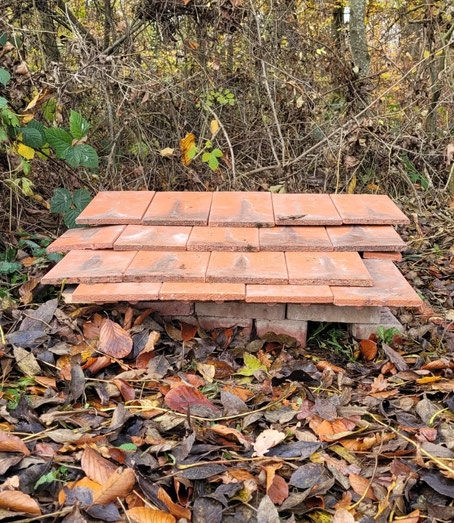Igelhaus aus Backsteinen und alten Ziegeln