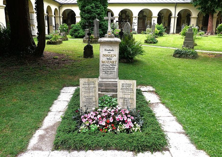 Auf den Spuren von Mozart in Salzburg: Familiengrab auf dem St. Sebastian Friedhof