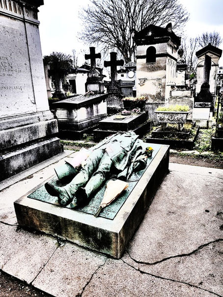 Paris Friedhof Père Lachaise: Grab von Victor Noir
