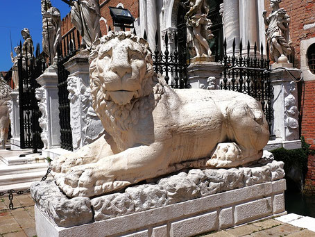Venedig Geheimtipps: Löwenstatuen am Campo de l'Arsenale