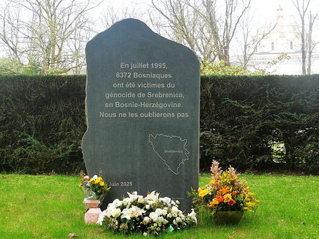 Friedhof Père Lachaise Paris: Gedenkstein Massaker von Srebrenica