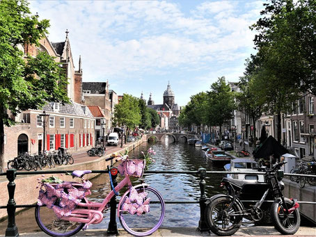 Amsterdam Geheimtipps & Tipps: Oudejijds Voorburgwal mit Oude Kerk (links)