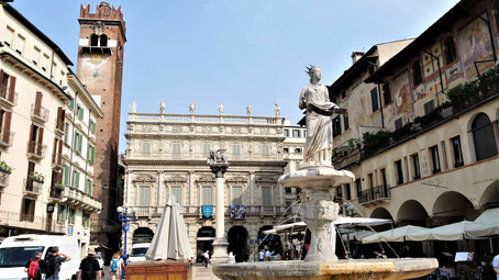 Verona Tipps: Brunnen mit Madonna Statue