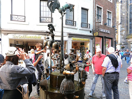 Aachen Sehenswürdigkeiten Top 10: Beliebter Puppenbrunnen