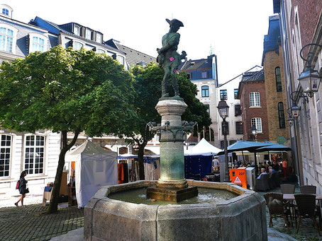 Aachen Geheimtipps: Brunnen auf dem Hühnermarkt