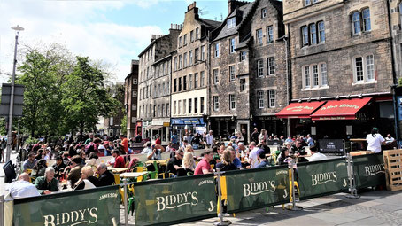 Edinburgh Reisetipps: Feiern auf dem Grassmarket in der Altstadt
