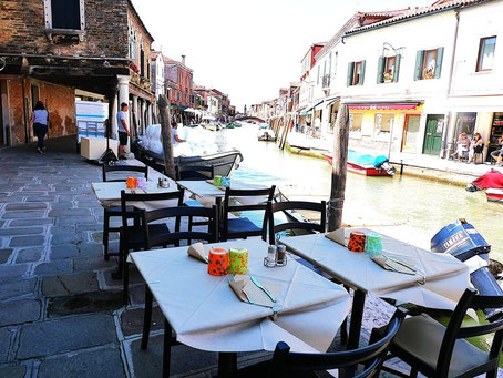Venedig Murano Sehenswürdigkeiten: Restaurant-Terrasse an der Fondamenta dei Vetrai