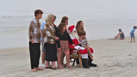 St. Augustine Florida: Familienfoto mit Santa am Strand...