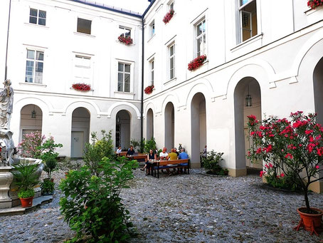 Salzburg Geheimtipps und Insider Tipps: Frühstück im Klostergarten