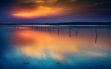 Silence et reflets sur l’étang provençal – Ciel flamboyant au crépuscule