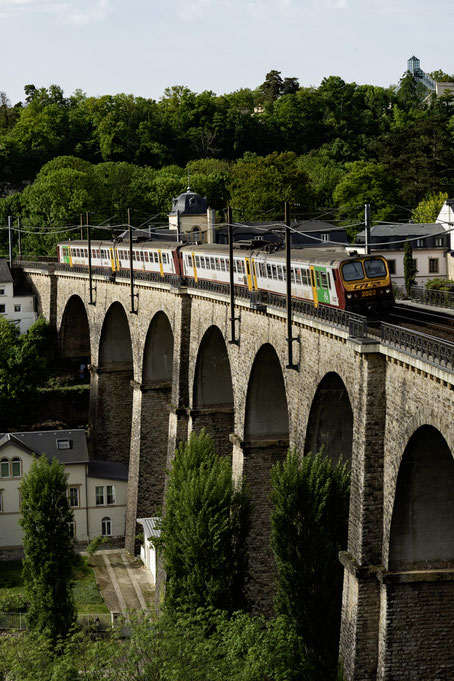 アーチ橋を渡るフランス製旧型電車 class 2000
