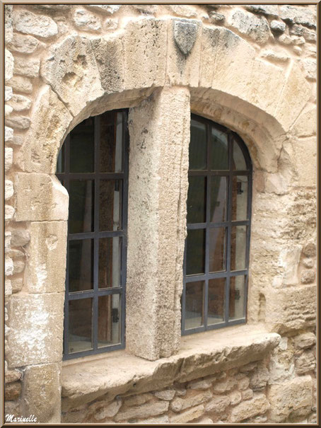 Fenêtre ancienne au gré d'une ruelle - Goult, Lubéron - Vaucluse (84)