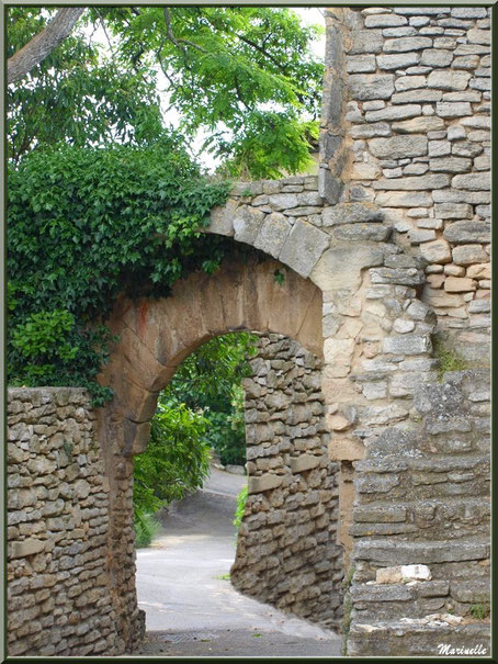 Le château et un de ses porches sur ruelle - Goult, Lubéron - Vaucluse (84)  
