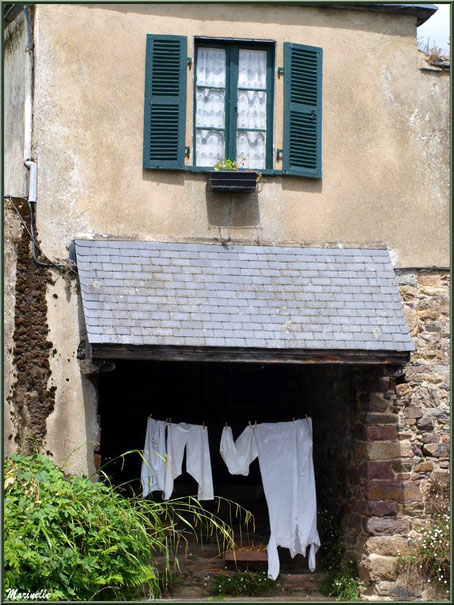 Lavoir et scène lavandière reconstituée sur Le Trieux, Pontrieux, Côte d'Armor (22)