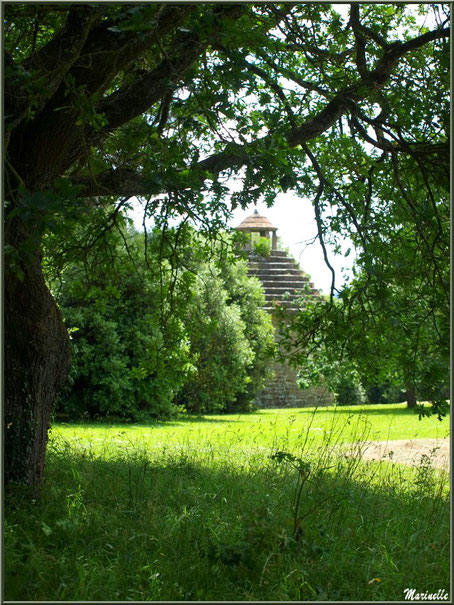 Le Pigeonnier (vu depuis l'allée après le portail d'entrée) - Les Jardins du Kerdalo à Trédarzec, Côtes d'Armor (22)