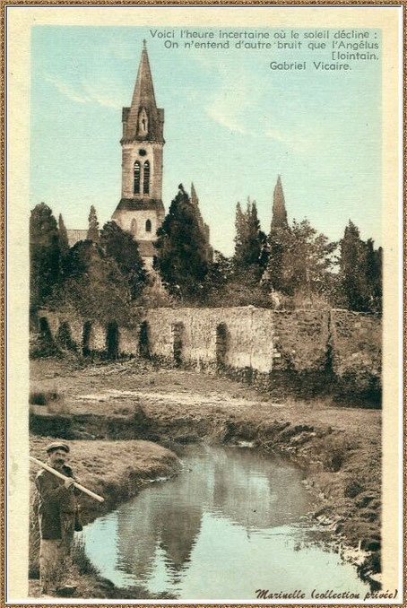 Gujan-Mestras autrefois : vers 1925, l'Eglise Saint Maurice vue de derrière depuis le ruisseau à l'arrière du cimetière, Bassin d'Arcachon (carte postale version colorisée, collection privée)