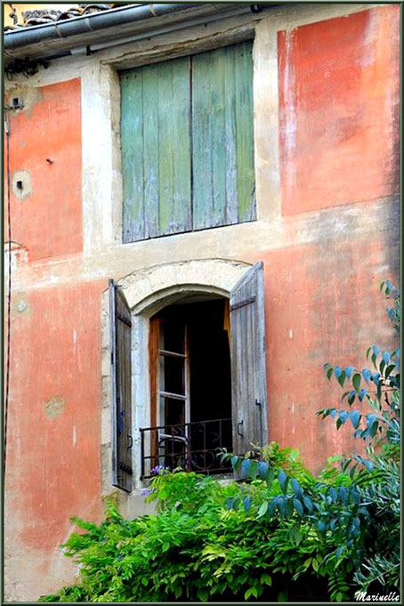 Maison ancienne à côté de l'ancien Bureau de Poste - Goult, Lubéron - Vaucluse (84) 