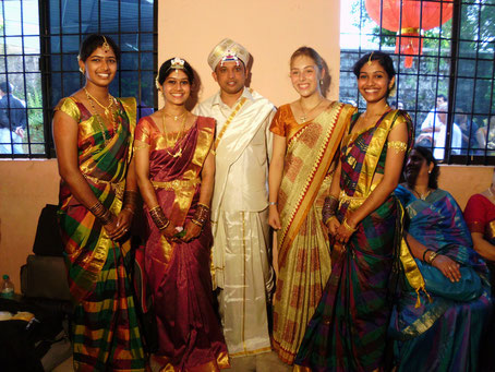 Hinduistische Hochzeit: links meine Nachbarin Ranju, daneben das Brautpaar, ich und eine nahe Verwandte
