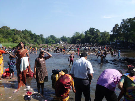 Vor der hinduistischen Hochzeit: noch schnell ein Bad im Fluss neben dem Tempel nehmen (oder wenigstens ein paar Tropfen Wasser über den Kopf geben)
