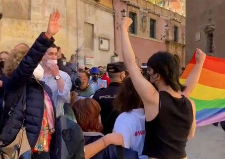 Fascistiske hilsner mod LGBTQIA+ aktivister ved en Vox-opmarch i byen Murcia 
