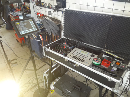 PC-System mit Soundmodulen, Mischpult, Aufnahmerecorder und Funkanlagen