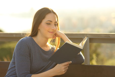 Junge Frau liest in der Bibel
