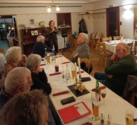 Joana Stöhrer da Costa spricht vor Besucher/innen in Albbruck