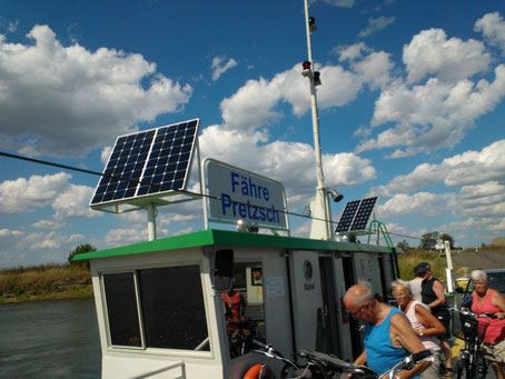 Solarmodule von Solara zur Stromversorgung einer Fähre über die Elbe. Mit den Solarmodulen und Laderegler wird die Batterie der Solarfähre geladen, damit der Elektromotor stets betrieben werden kann. Eine vollkommen autarke Solarstromversorgung für die Fä