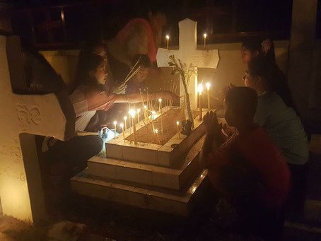 A Chamnom, le 19 septembre dernier, les fidèles prient sur les tombes de leurs ancêtres. (Facebook/Catholic Church in Cambodia)