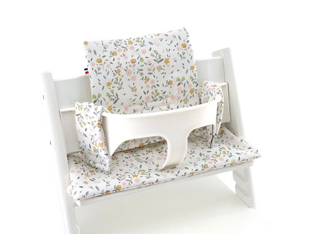 Cette image représente un coussin fleuri adapté aux chaises Tripp Trapp de chez Stokke