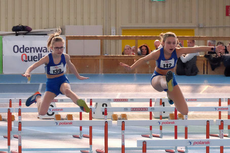 ....Eva und Fabienne beim Hürdensprint :-)