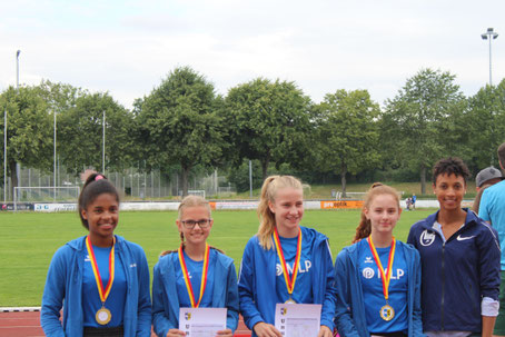 ...besondere Ehre...Weitsprung-Europameisterin Malaika Mihambo führte die Siegerehrungen beim Kreispoklal durch - hier unsere siegreiches U14 Team :-))