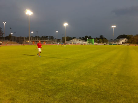 ...ein etwas anderes Wettkampffeeling... Flutlicht-Ambiente im Walldorfer Astoriastadion ;-)