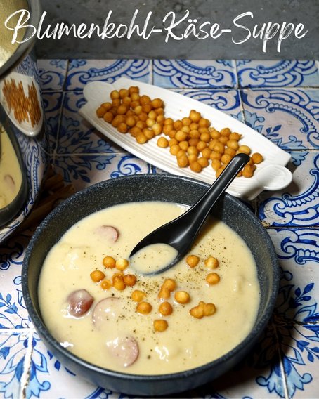 Im Multikocher schnell hergestellte, cremige Suppe mit Blumenkohl, Kartoffeln und Käse