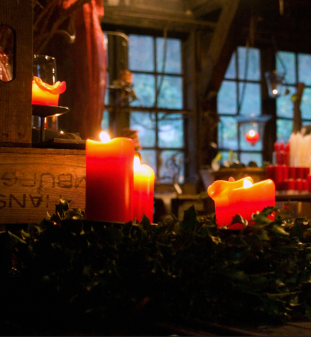 Bild: stimmungsvoller Weihnachtsmarkt mit Kerzenschein im Freilichtmuseum am Kiekeberg