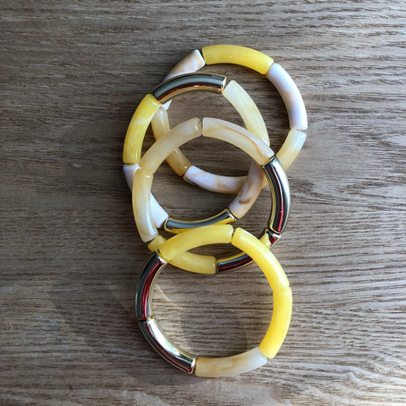 cette image représente des bracelets en perle acrylique forme tube, monté sur fil elastique