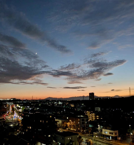 聖蹟桜ヶ丘から望む「三日月と富士山」秋の夕暮れ ◆模型製作工房 聖蹟