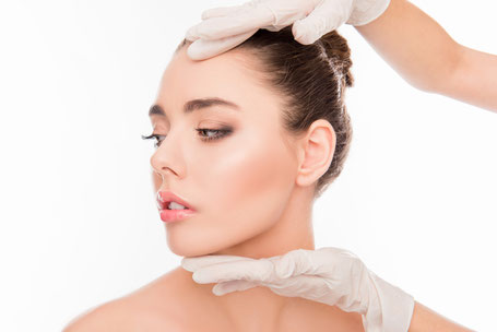 Frau mit elegantem ästhetischem Make-up, die ihren Kopf zur Seite dreht – natürliche Schönheit und dezente Akzente
