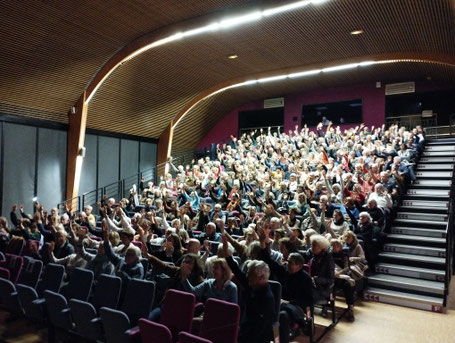 Dans un message vidéo, Mathieu Amalric s'adresse aux adhérents du Ciné-club du Bassin, qui rendent hommage à l'homme de cinéma dans un chaleureux salut collectif