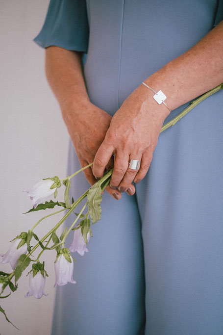 bracelet et bague géométriques Forma en argent portés sur main de femme