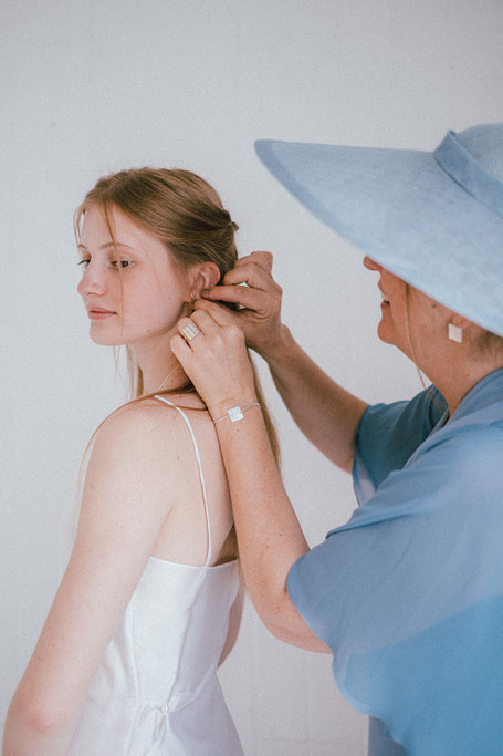 la maman de la mariée portant la colelction Forma en argent