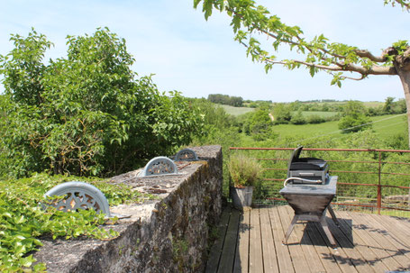 la plancha sur la table et 3 éclairages originaux sur le mur