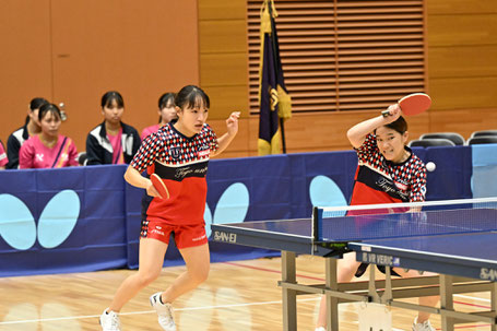 上澤(左)・山脇ダブルスは全試合出場し、4勝を挙げた(写真提供:関東学生卓球連盟)