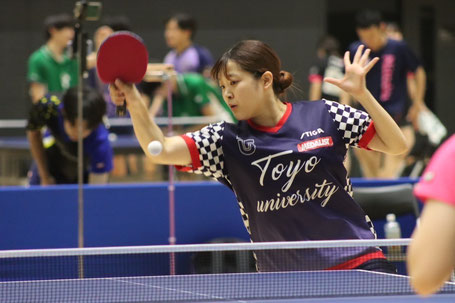 格上選手に勝利しチームを勢いづけた岡村(杏)(写真提供:東洋スポーツ)