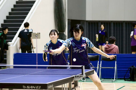 コンビネーションの良さで接戦を勝ち抜き、女子ダブルスで優勝した土肥(左)・西岡ペア(写真提供:スポーツ東洋)